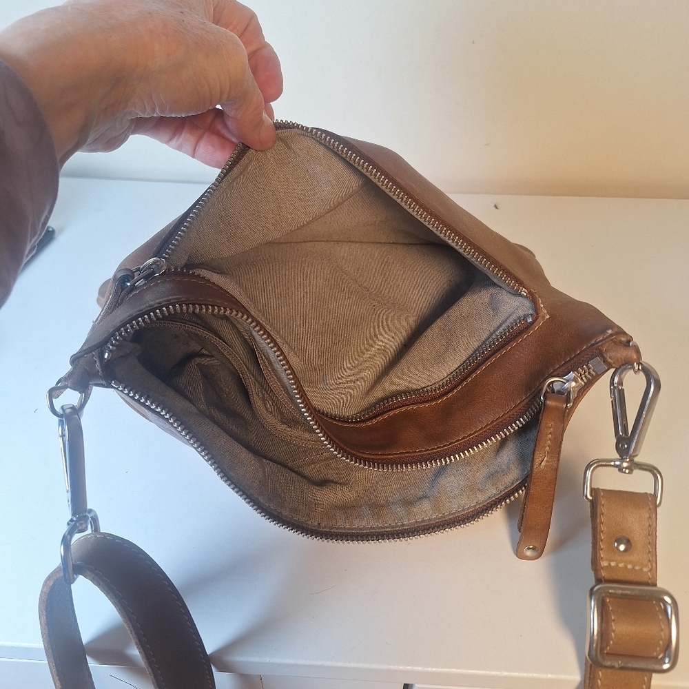 Roots Classic Villiger Leather Cross Body Bag - Picture 10 of 13